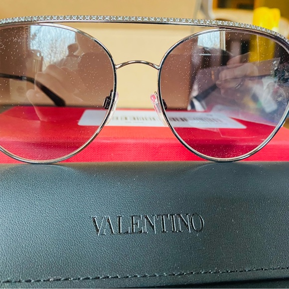 Brand new, never worn ladies Valentino sunglasses. - Picture 5 of 12
